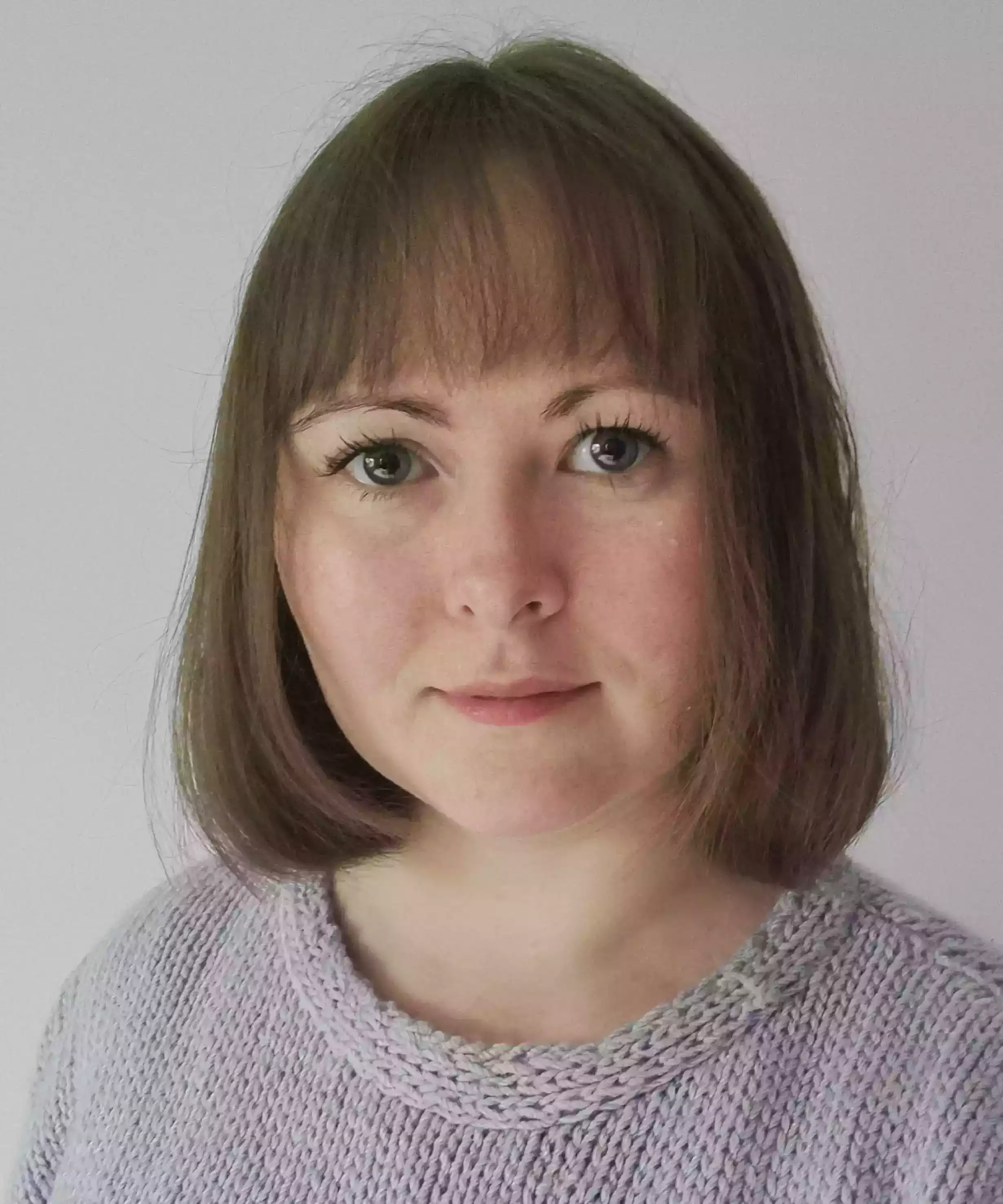 Portrait professionnel de Violette Pogoda, correctrice indépendante, souriante